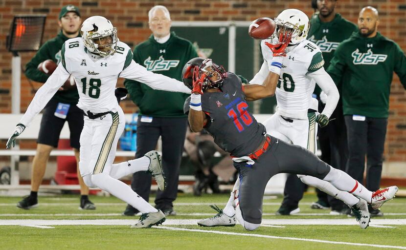 SMU wide receiver Courtland Sutton (16) is unable to catch a pass as South Florida safety...