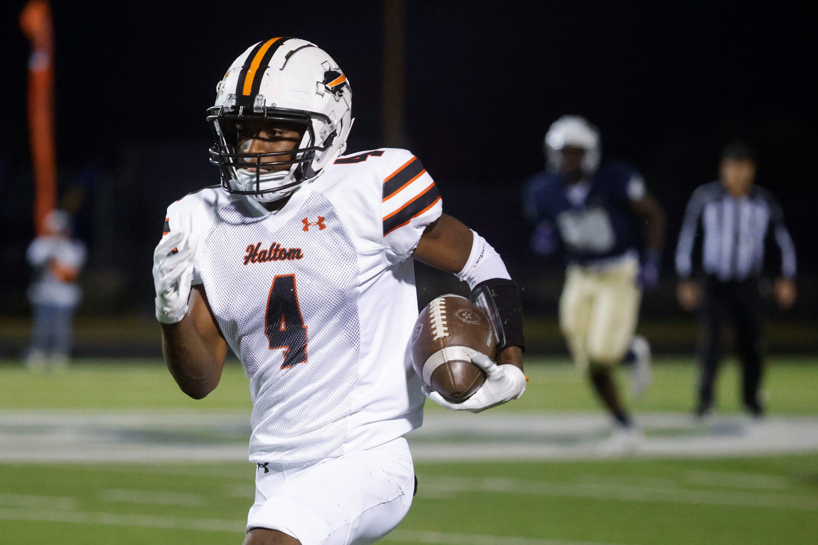 Haltom high’s Ishmeal Jalloh runs to score a touchdown against Keller high during the first...