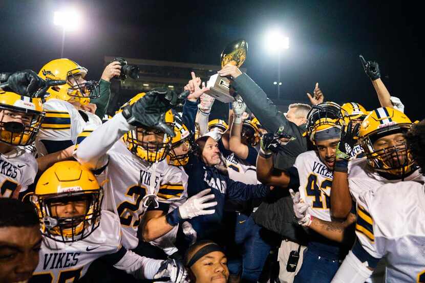 Arlington Lamar players and head coach Laban DeLay celebrate after winning a UIL Class 6A...