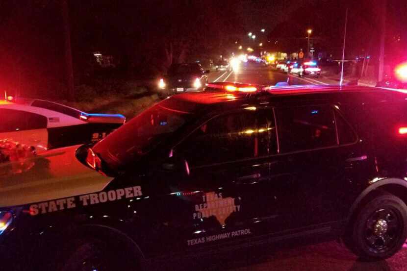 Los policías estatales que están ayudando a la policía de Dallas en patrullajes locales...