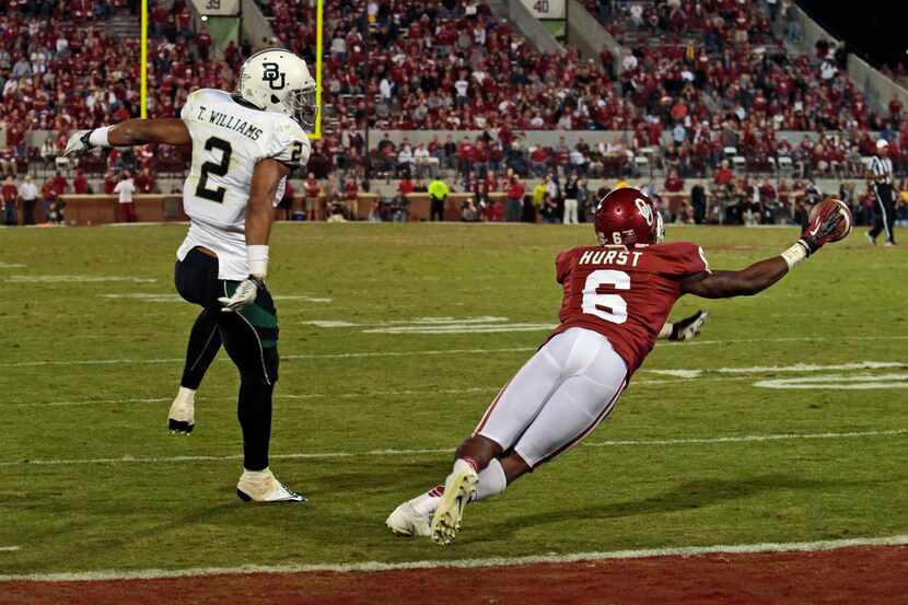 NORMAN, OK - NOVEMBER 10: Defensive back Demontre Hurst #6 of the Oklahoma Sooners stretches...