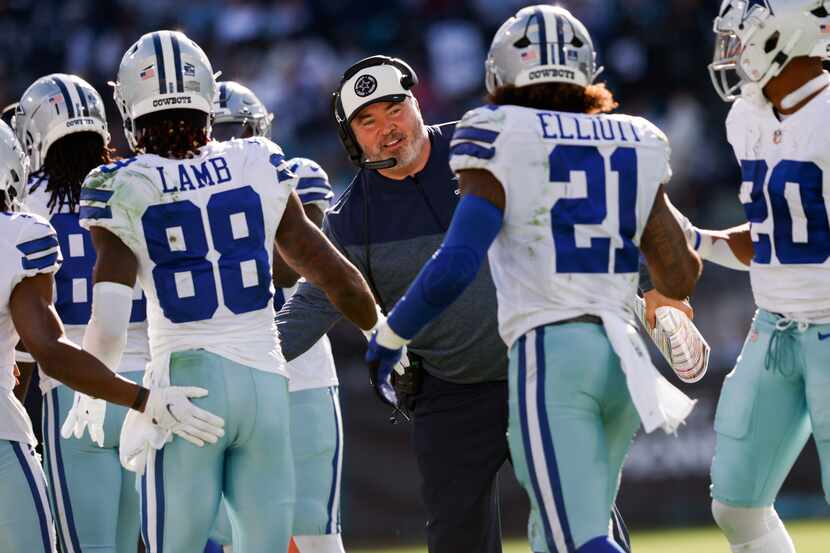 Dallas Cowboys head coach Mike McCarthy high fives his offense following Dallas Cowboys...