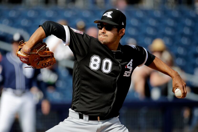 Chicago White Sox starting pitcher Bernardo Flores throws during the first inning of a...