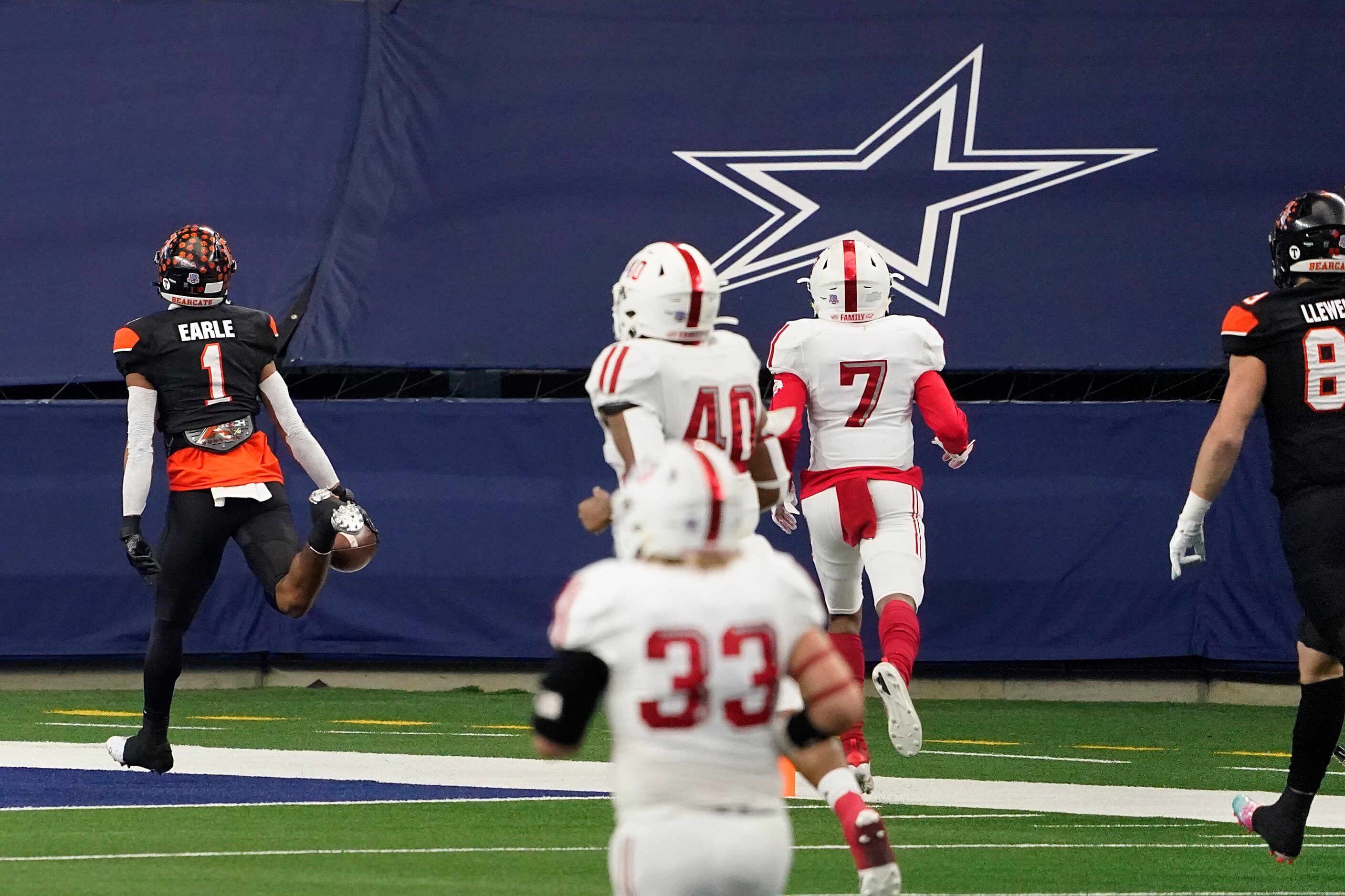 Aledo JoJo Earle (1) races through the Crosby defense on a 74-yard touchdown during the...