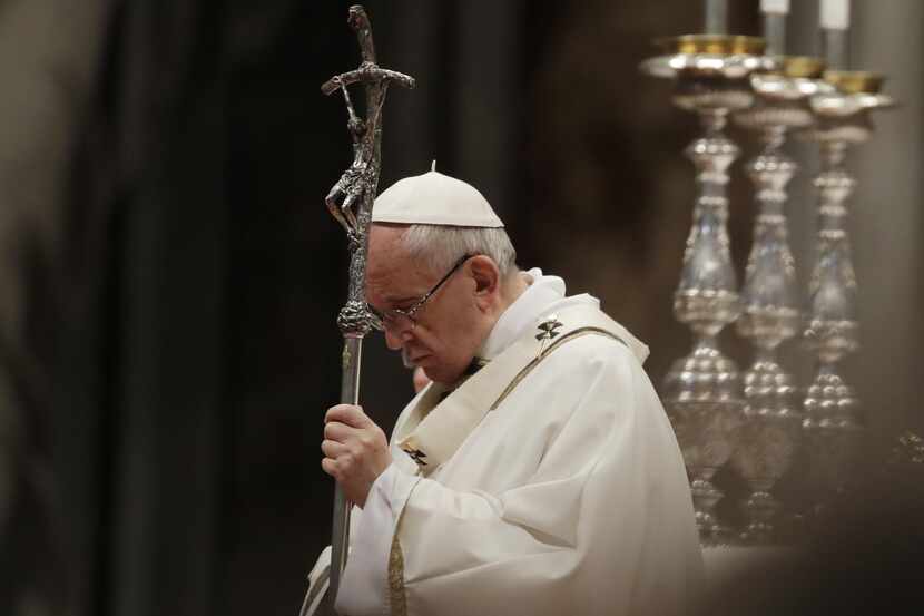 El papa Francisco celebra una Misa Crismal en la Basilica de San Pedro en el Vaticano, el...