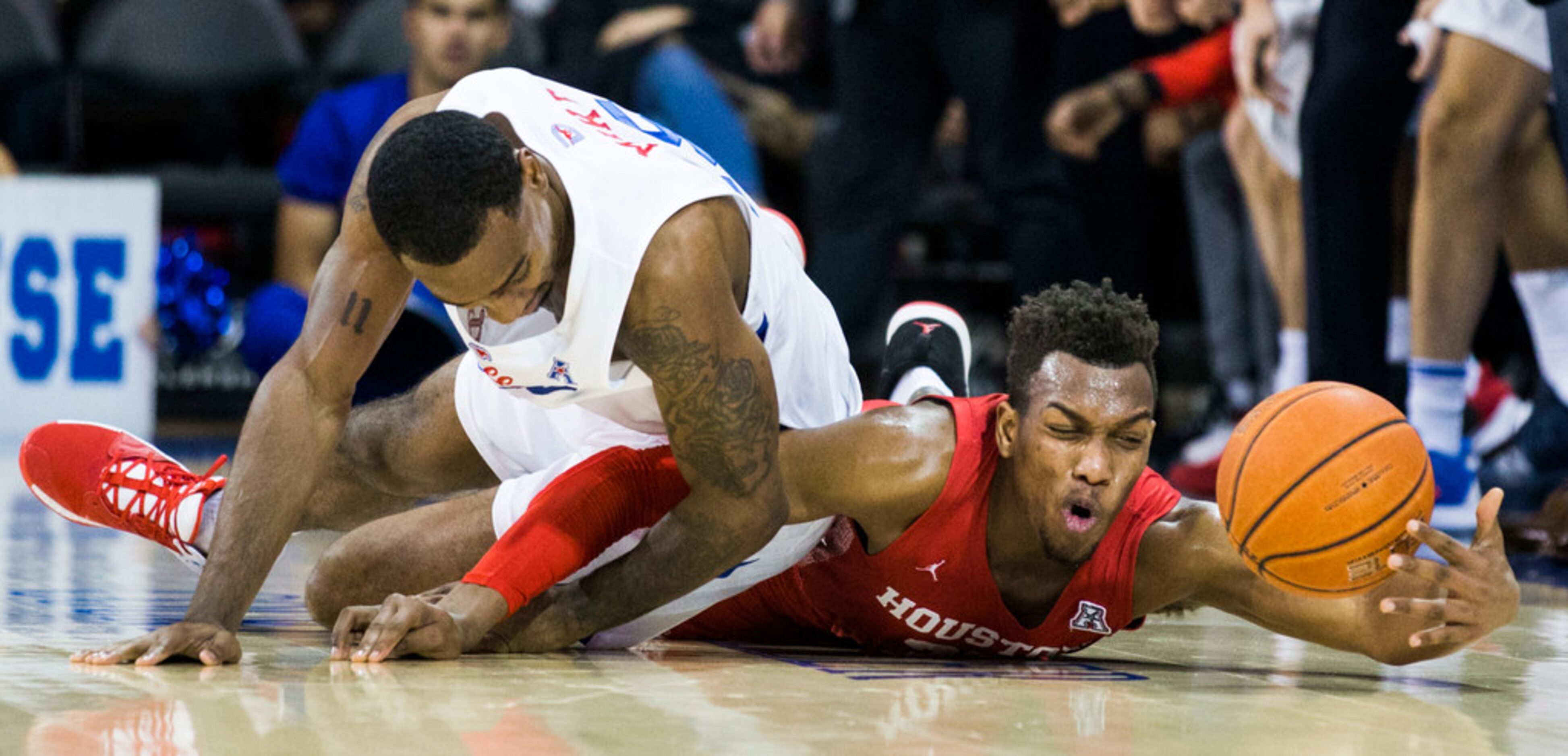 Southern Methodist forward Isiaha Mike (15) and Houston Cougars forward Fabian White Jr....