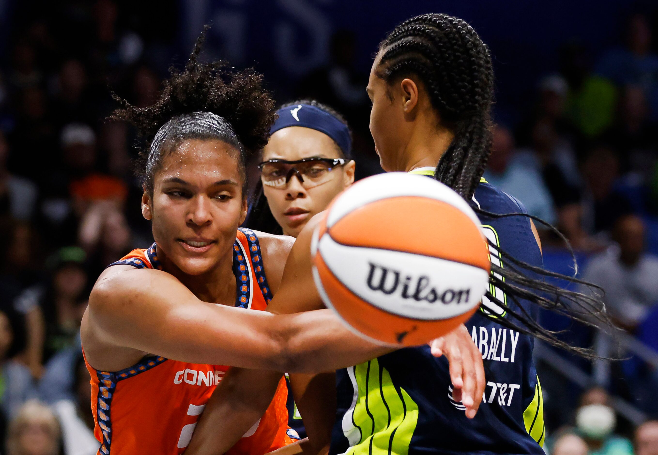 Connecticut Sun forward Alyssa Thomas (25) makes an outlet pass as she’s covered by Dallas...