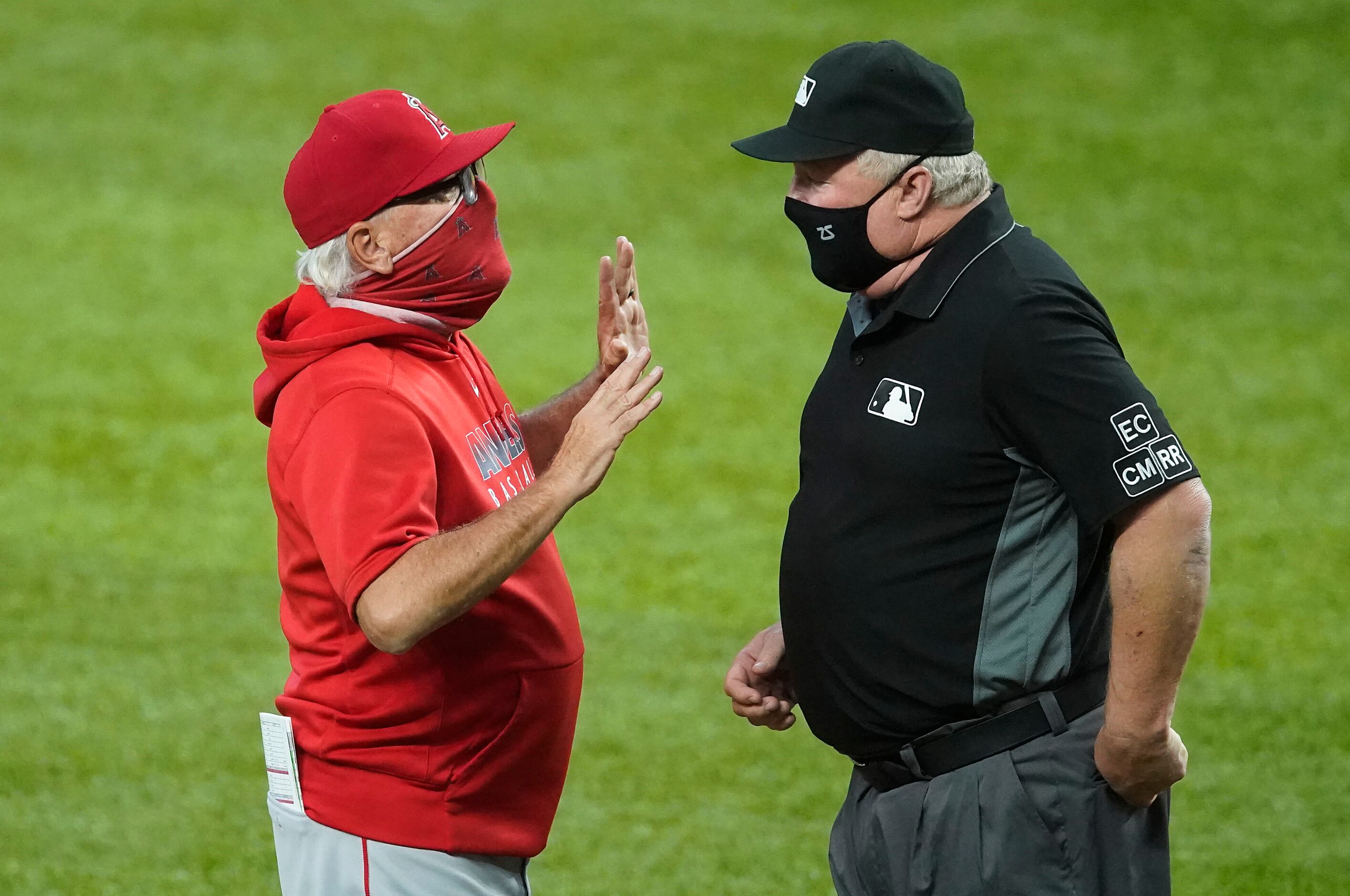 Los Angeles Angels manager Joe Maddon argues with umpire Doug Eddings after Angels center...