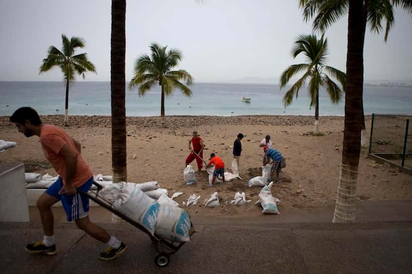 Los residentes de Puerto Vallarta se preparan para la llegada del huracán Patrica. Se espera...