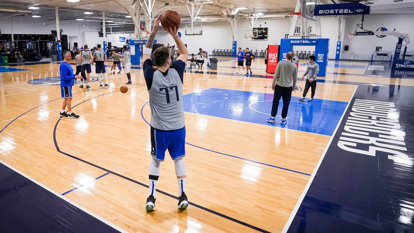 Luka Doncic INTENSE 1-ON-1 PRACTICE MATCHUP with Dallas Mavs Coach! 