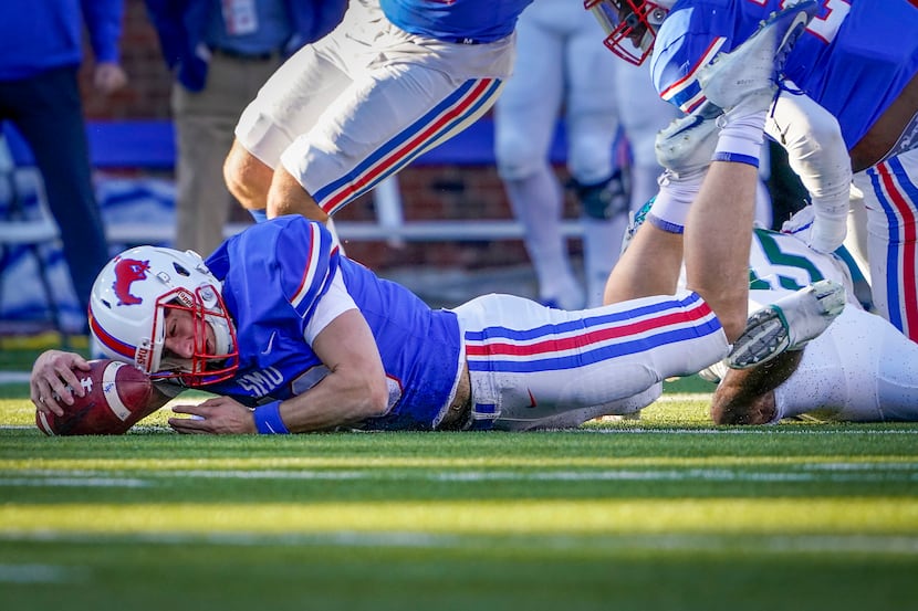 SMU long snapper Cole Voyles (49) recovers a fumble by Tulane wide receiver Jacob Robertson...
