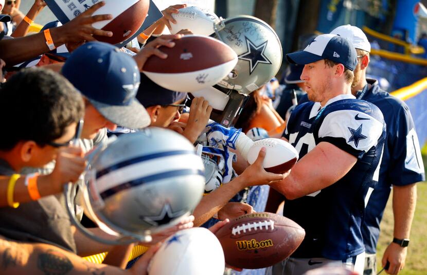 Dallas Cowboys outside linebacker Sean Lee (50) signs autographs for fans following...