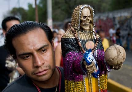La Santa Muerte es adorada por algunas personas en Latinoamérica, en especial en México.