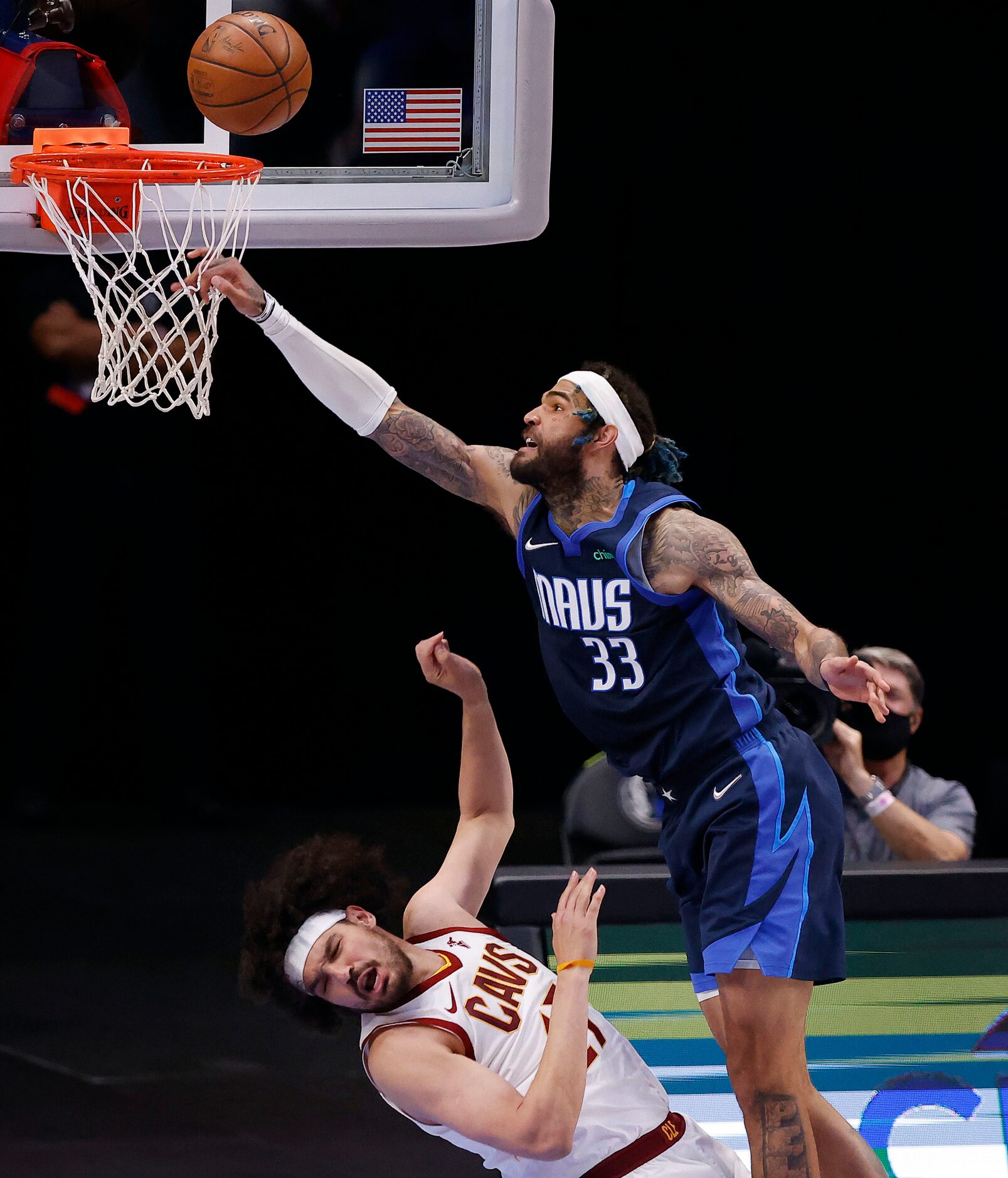 Dallas Mavericks center Willie Cauley-Stein (33) attempts to dunk the ball over Cleveland...