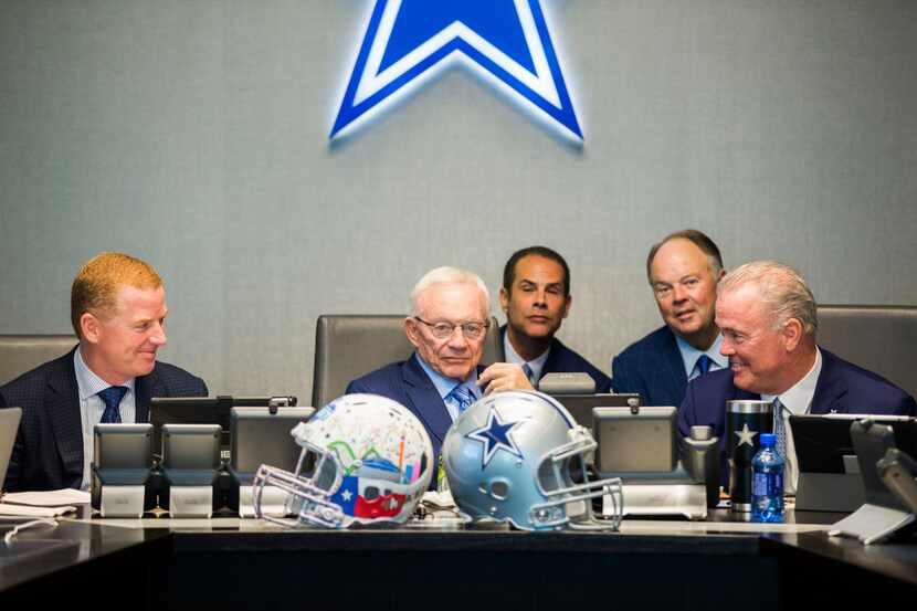 Cowboys owner Jerry Jones (center), head coach Jason Garrett (left), executive vice...