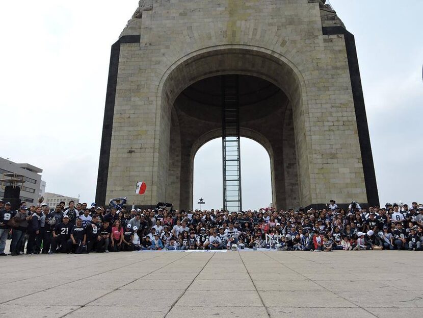 Fans de los Cowboys en el Monumento a la Revolución en la CDMX.