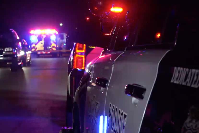Patrulleros y ambulancias afuera de una propiedad en Fort Worth en la escena de un tiroteo...