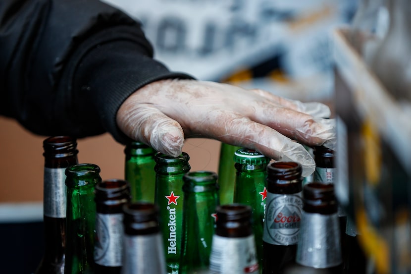 Josefa Teco organiza botellas en Sure We Can, un centro de recepción sin ánimo de lucro en...