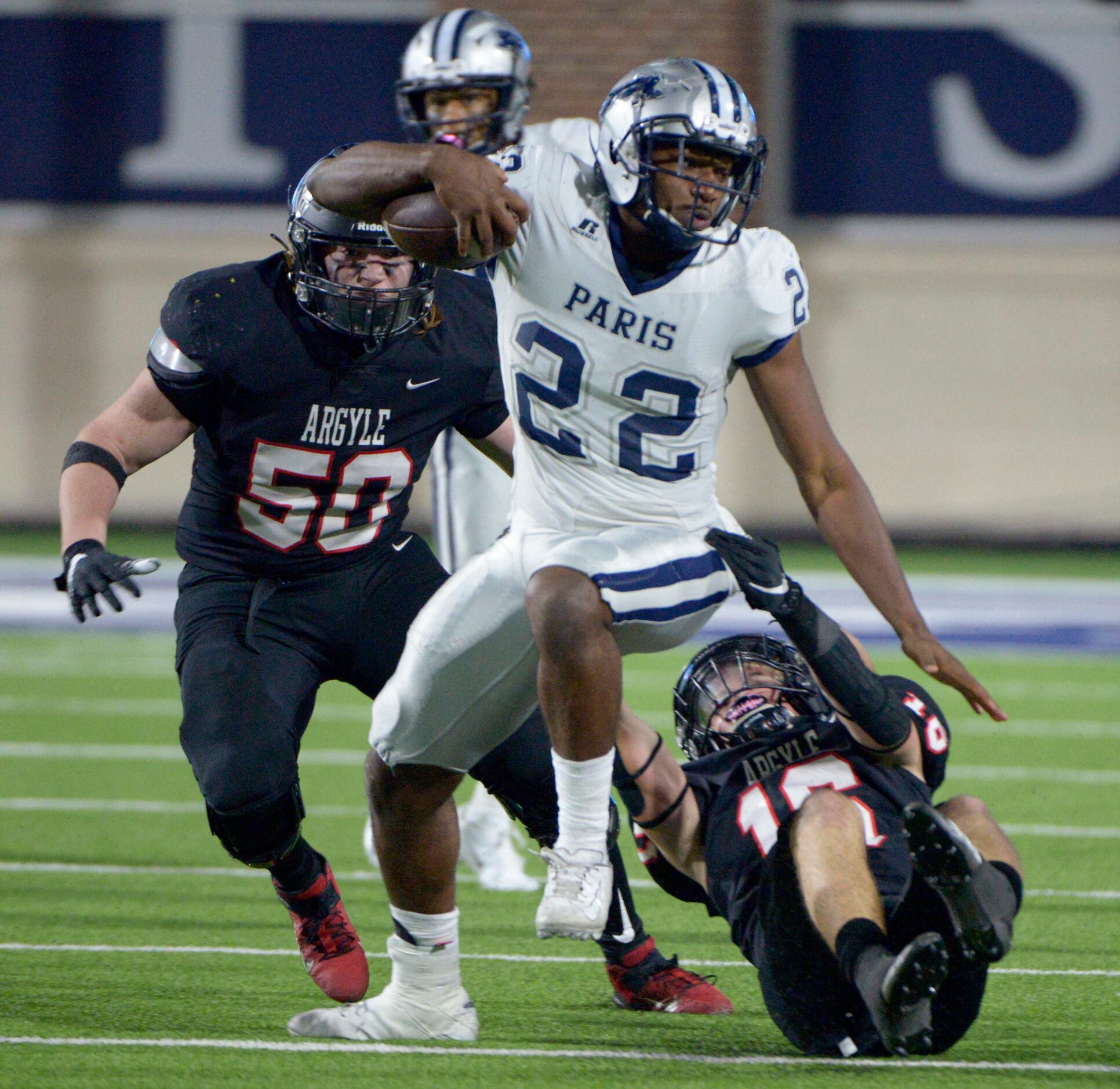 Paris’ Zy’kius Jackson runs between Argyle’s Jacob Robinson (16) and Chase Bunnell (50) in...