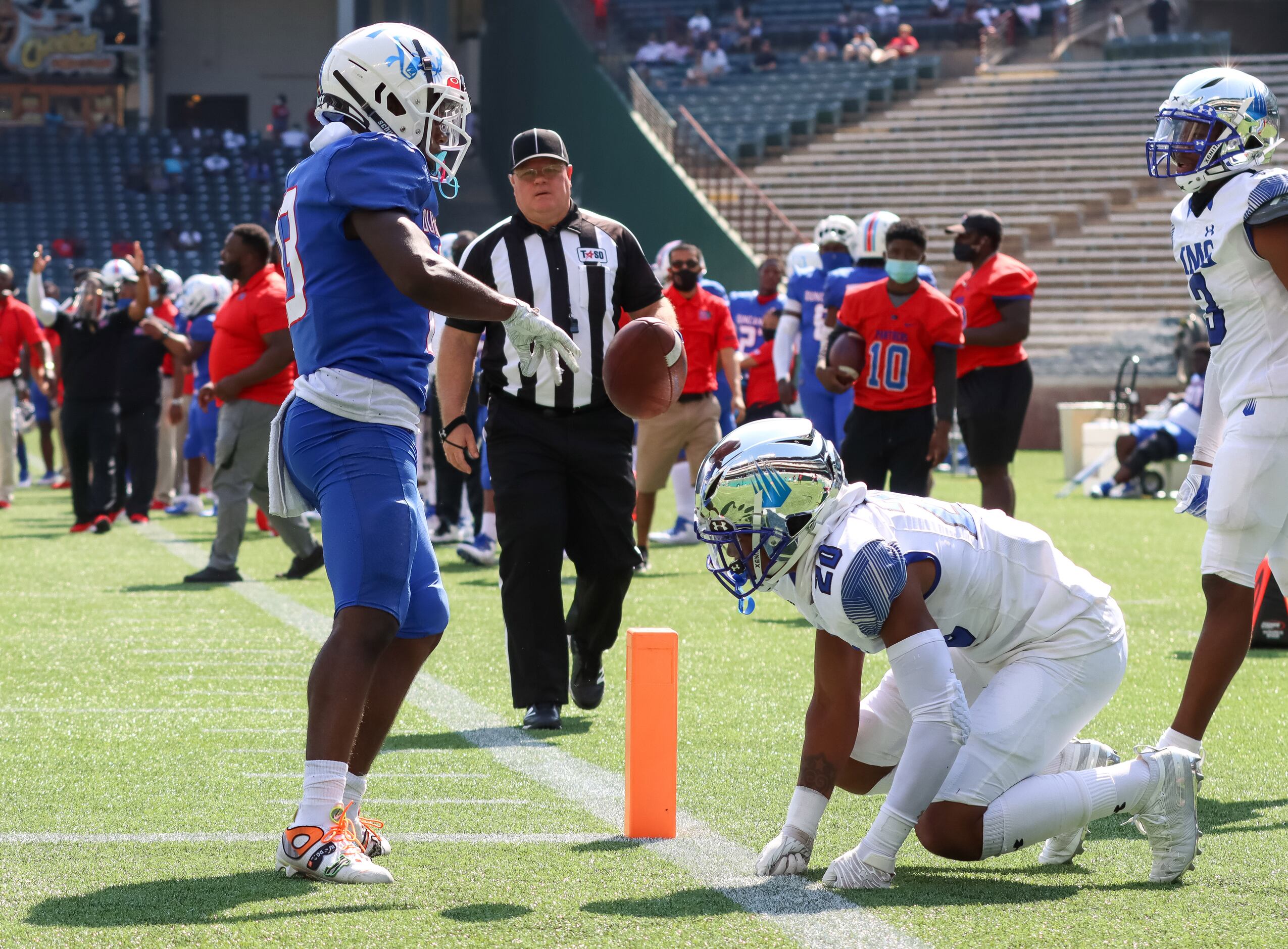 Duncanville wide receiver Roderick Daniels Jr. (13) tosses the ball at IMG Academy defensive...