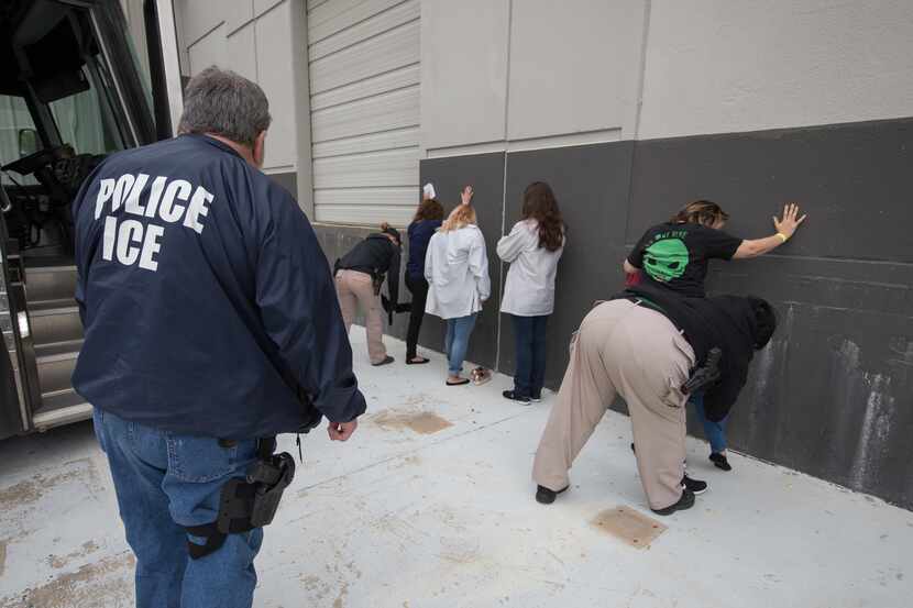 Agentes especiales de Inmigración y Aduanas catean a varias personas en la planta CVE...