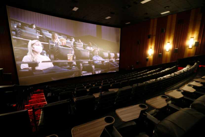 Una sala de cine de Cinemark en Plano explica las medidas sanitarias aplicadas por covid-19,...