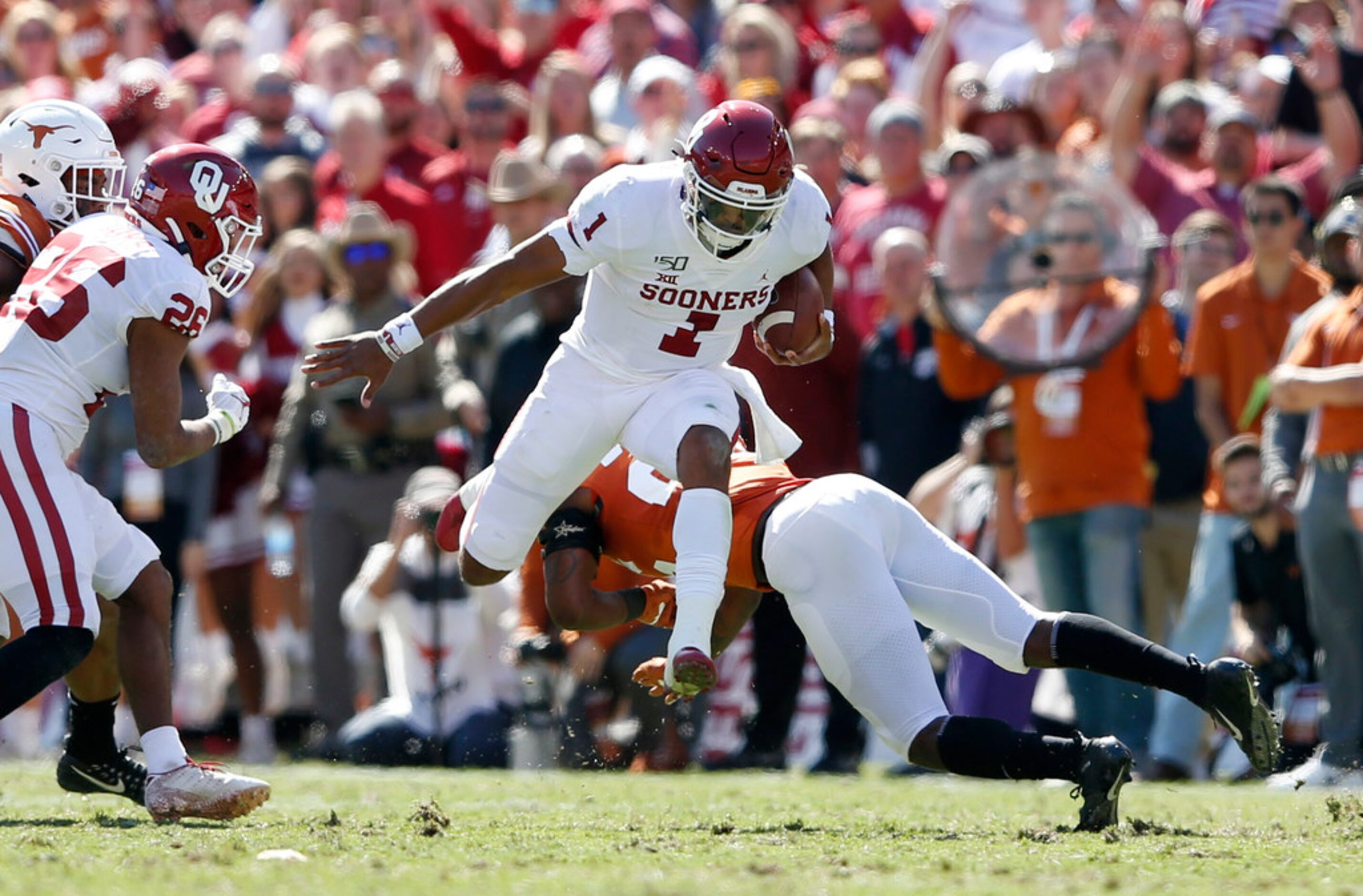 Oklahoma Sooners quarterback Jalen Hurts (1) runs past Texas Longhorns defensive back B.J....