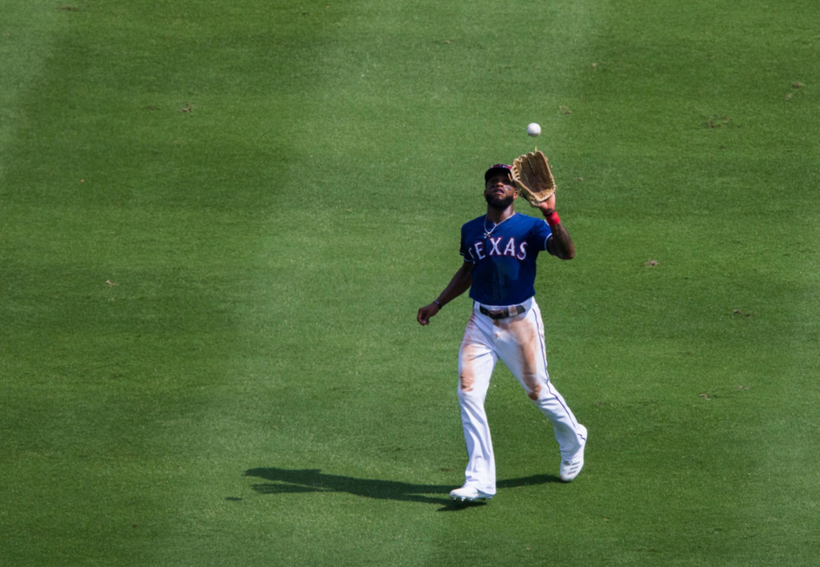 Texas Rangers center fielder Delino DeShields (3) catches a hit by Seattle Mariners right...