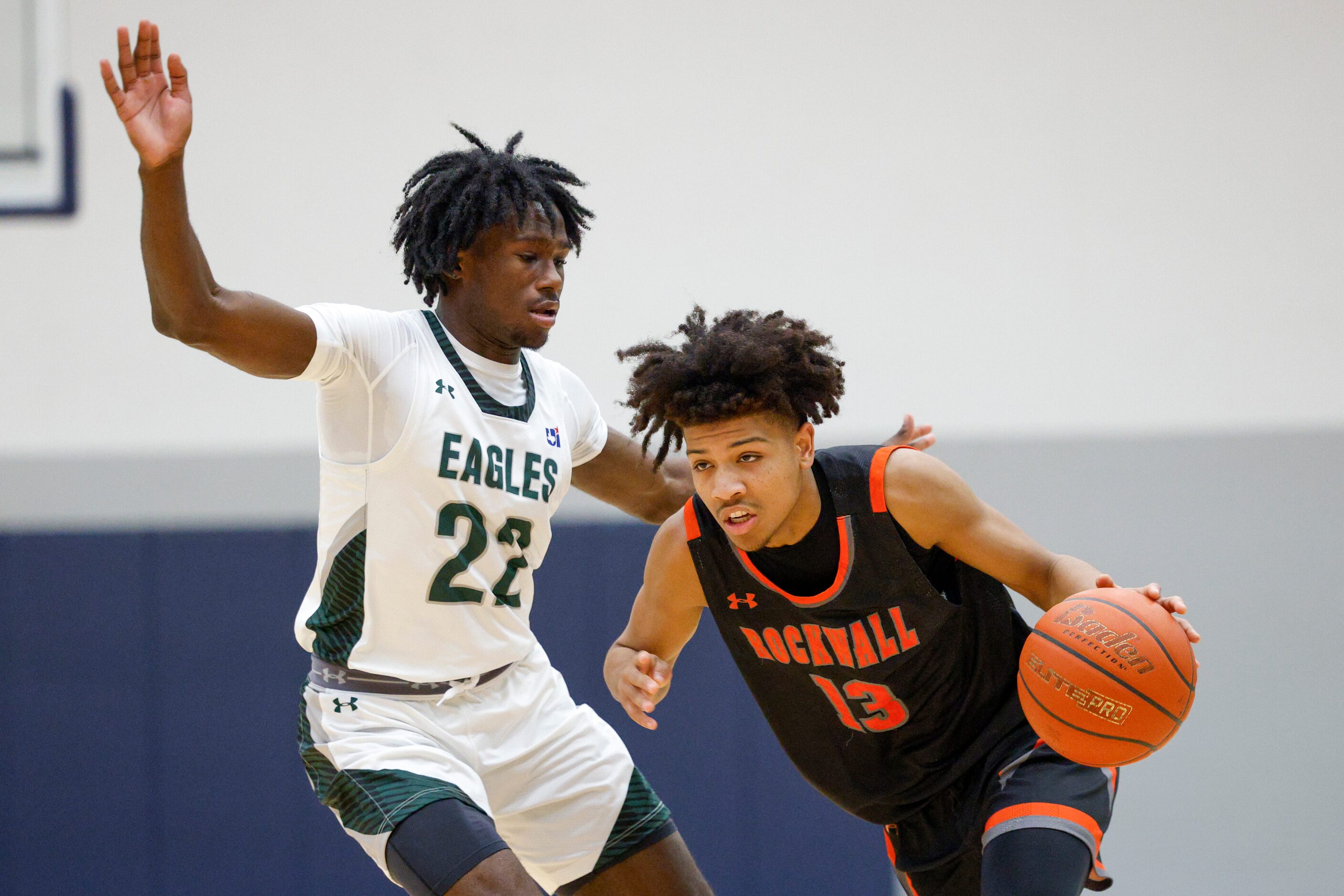 Rockwall's Mason Shephard (13) dribbles up court past Mansfield Lake Ridge's Matthew...