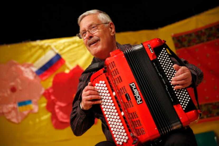 El acordeonista Viktor Kharlov toca música Rusa y Francesa en “Many Voices”, un evento...