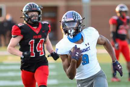 Mansfield Summit wide receiver Hal Presley (9) runs after a catch against Colleyville...