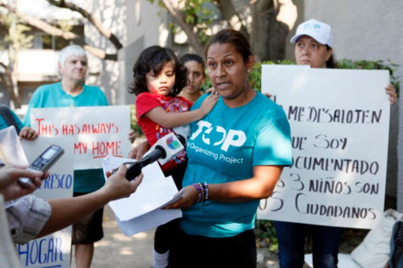 Hace un año, Nancy Pérez y otros vecinos protestaron porque les pedían una identificación...