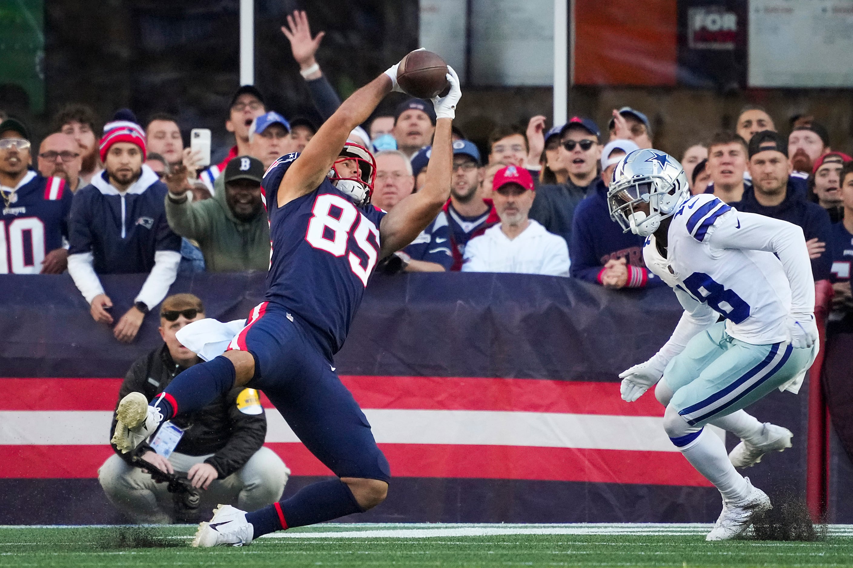 New England Patriots tight end Hunter Henry (85) catches a 20-yard touchdown  pass as Dallas...