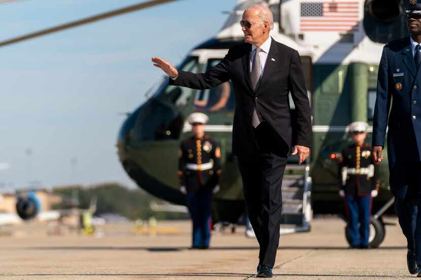 El presidente estadounidense Joe Biden se prepara a abordar el avión presidencial en la Base...