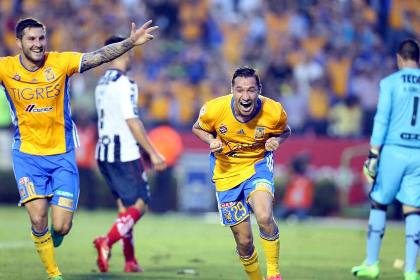 Jesús Alberto Dueñas celebra un gol de los Tigres. AGENCIA REFORMA
