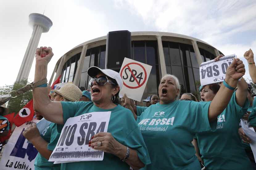Un grupo se manifiesta en contra de la ley SB4 durante una audiencia en San Antonio. La ley,...