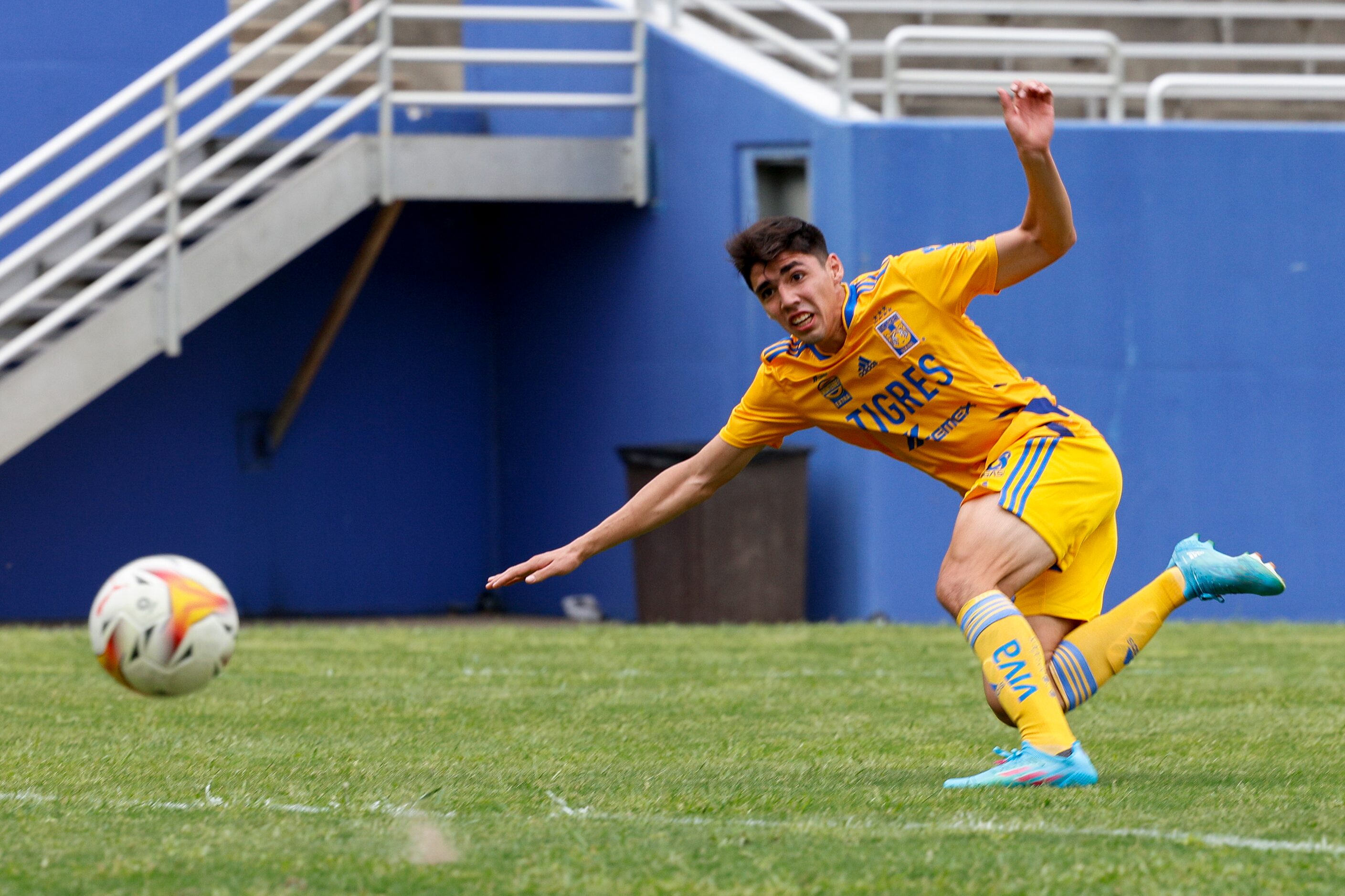 Tigres UANL forward Leonardo Alberto Flores Cisneros (250) heads the ball for a goal during...