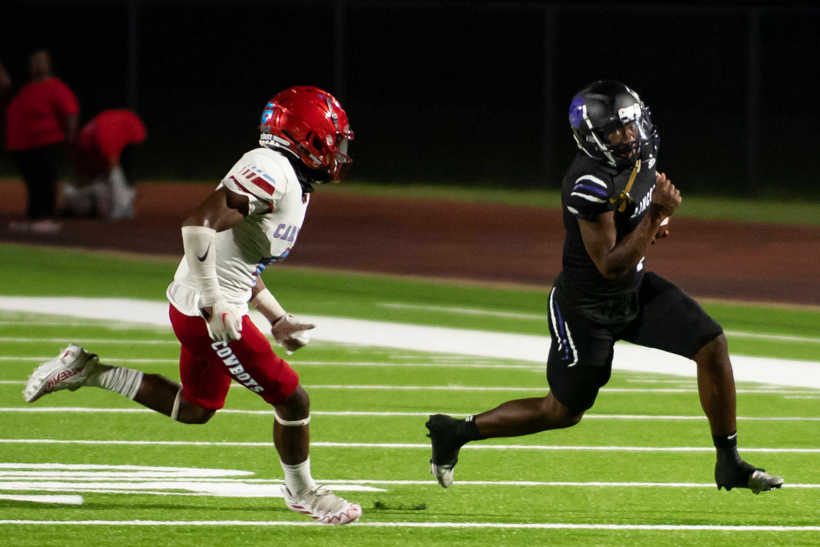 From left, Carter senior Jemelh Chambers (4) attempts to tackle Lincoln senior Jaden Cole...