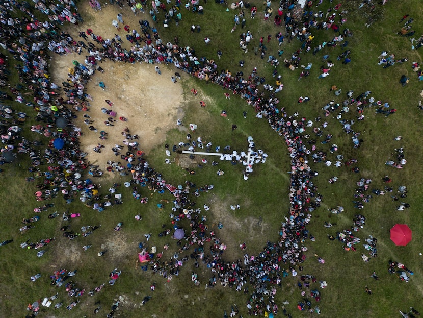 Fieles cargan la cruz en el Árbol de la Vida durante la procesión del Viernes Santo en las...