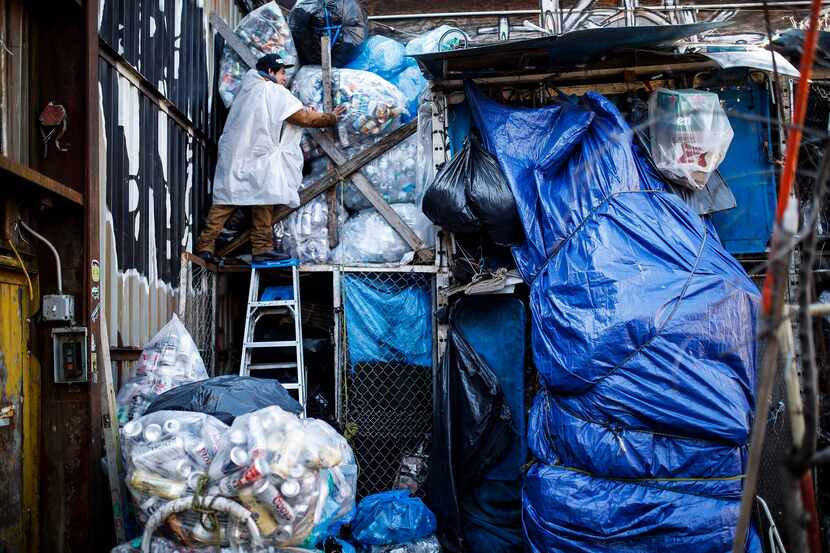 Pedro Galicia está junto a un área de almacenamiento de reciclables en Sure We Can, un...