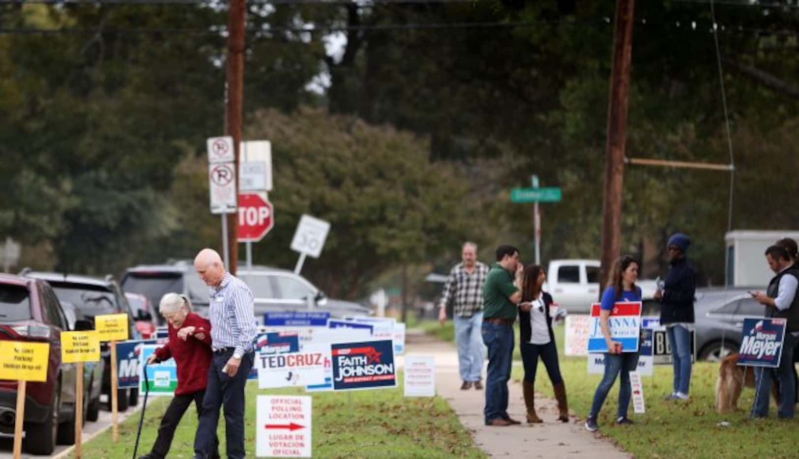 Un grupo de votantes luego de ir a las urnas en la primaria Geneva Heights en Dallas. ROSE...