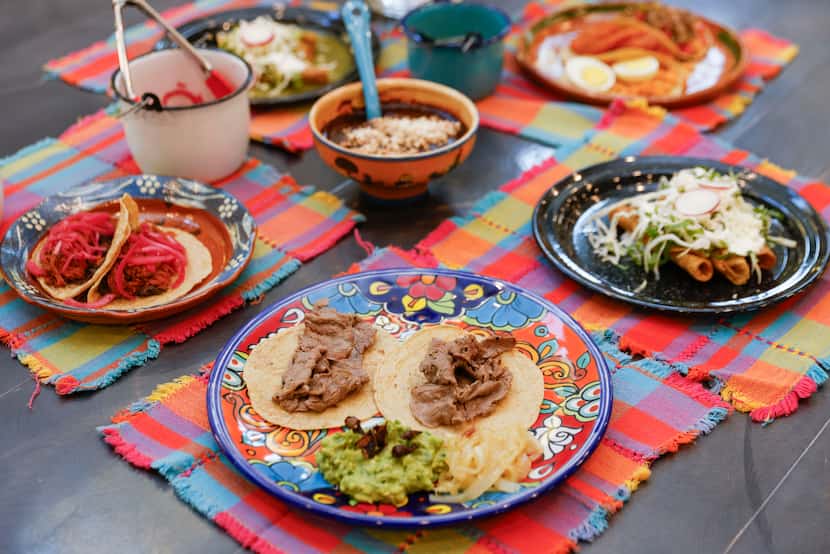 Varios tipos de tacos hechos por Martina de la Guti, dueña de Santa Maria Mexican food...