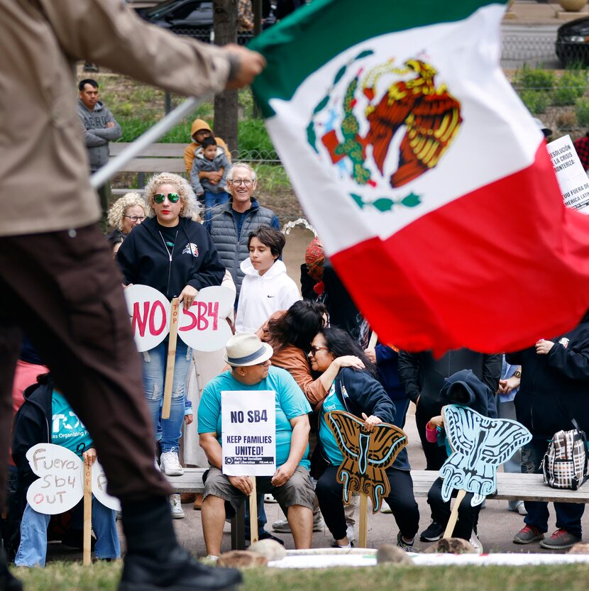 Una docena de organizaciones marcharon por Commerce Street en Dallas el 24 de marzo de 2024...