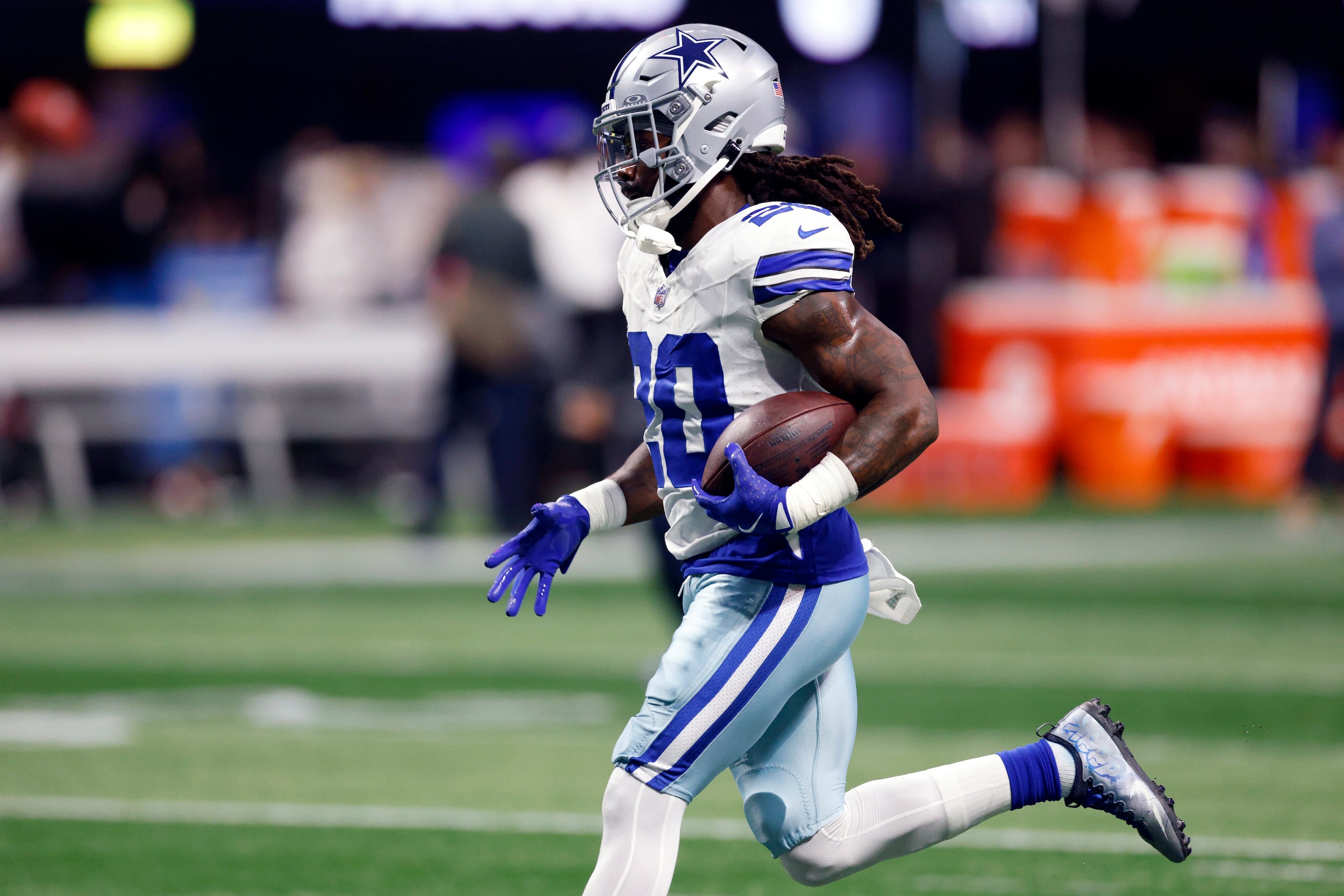 Dallas Cowboys running back Dalvin Cook (20) warms up before a game against the Atlanta...