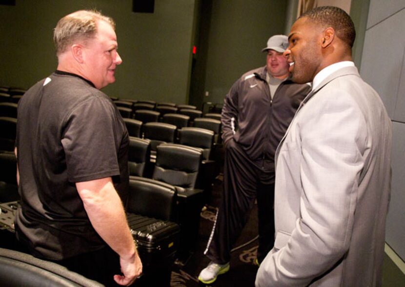 In this Thursday, March 12, 2015, photo, DeMarco Murray (right) talks to Philadelphia Eagles...