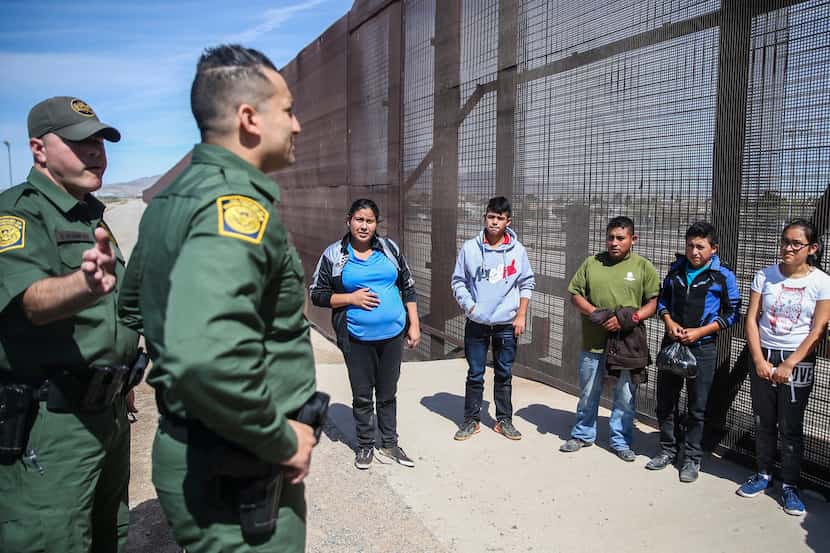 Agentes de la Patrulla Fronteriza en El Paso toman en custodia a un grupo de migrantes de...