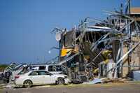 Daños en una parada de camiones tras el paso de un tornado, el domingo 26 de mayo de 2024,...