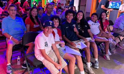 La familia Sánchez en el Texas Rangers Latino Legends' panel discussion.