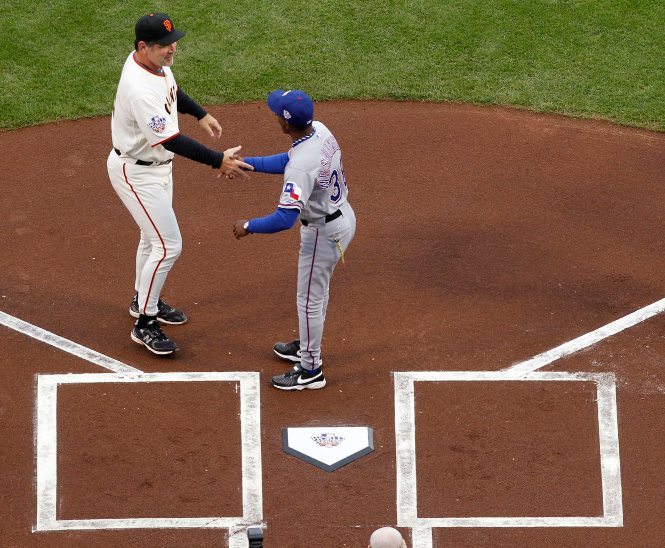 Texas Rangers manager Ron Washington, right, talks to San Francisco Giants manager Bruce...