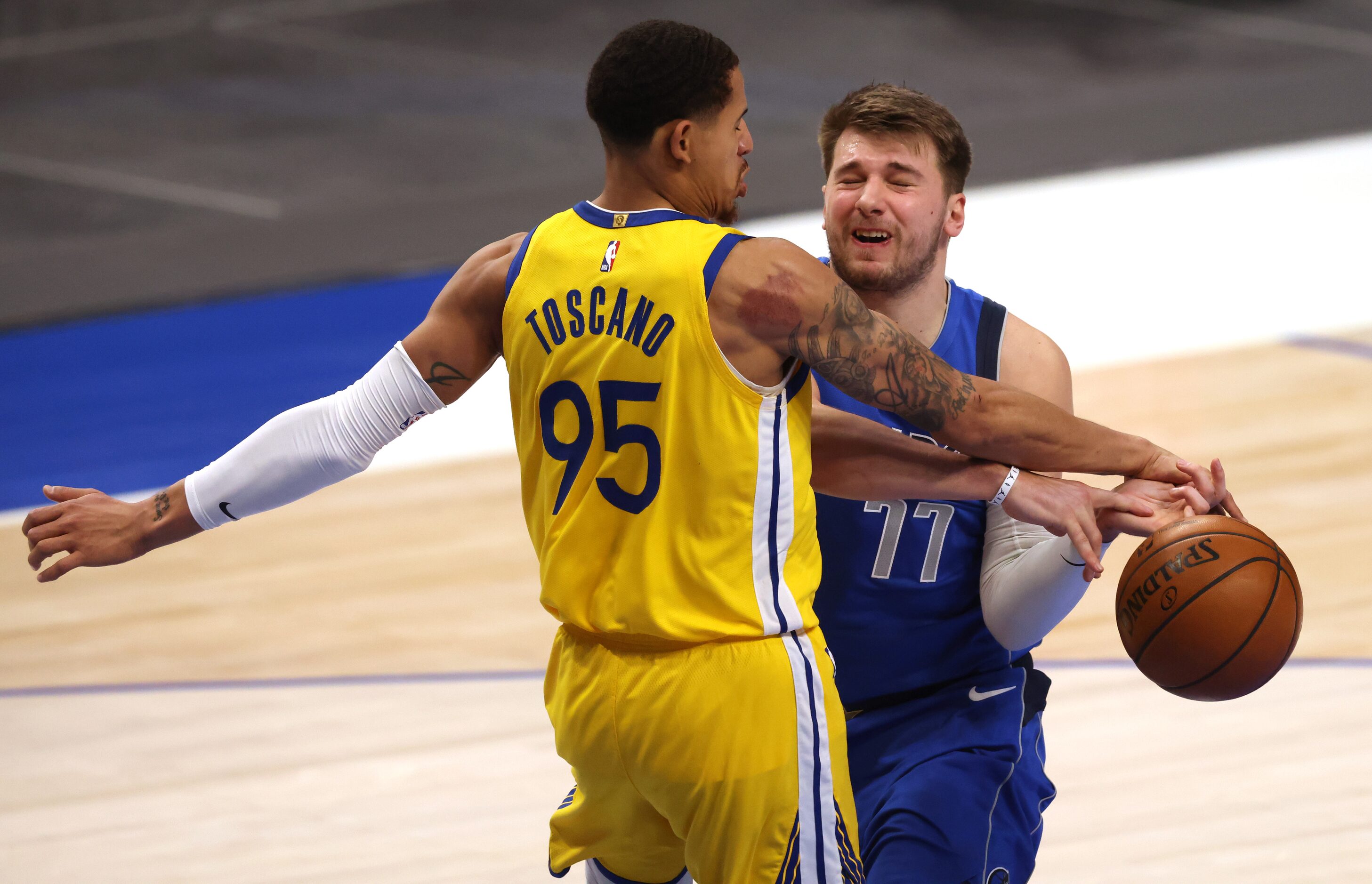 Golden State Warriors forward Juan Toscano-Anderson (95) knocks the ball away from Dallas...